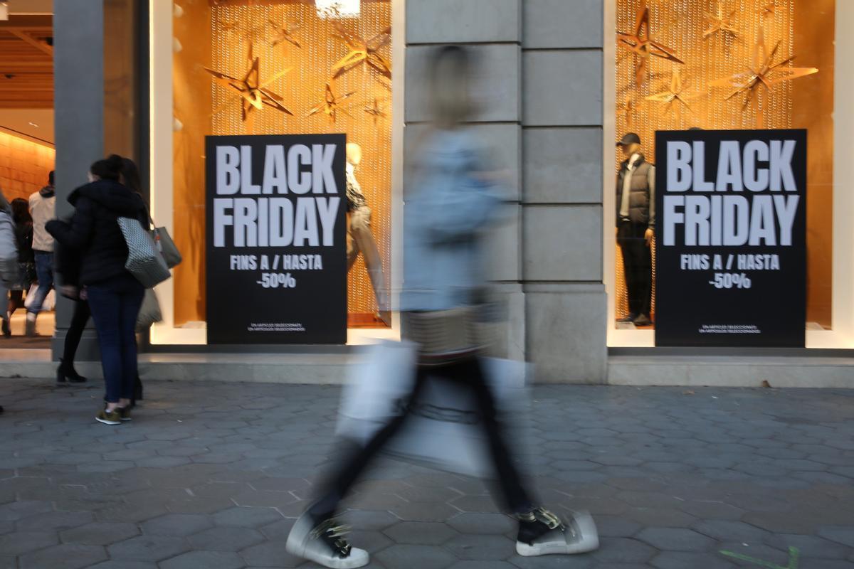 Comerciantes en EEUU aceptan el “Black Friday” con expectativas ante la alta inflación (Video)