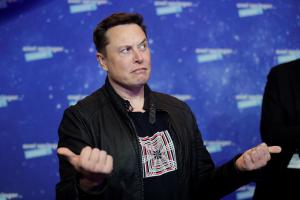 Elon Musk se burló de senador que pidió explicaciones por impostores en Twitter