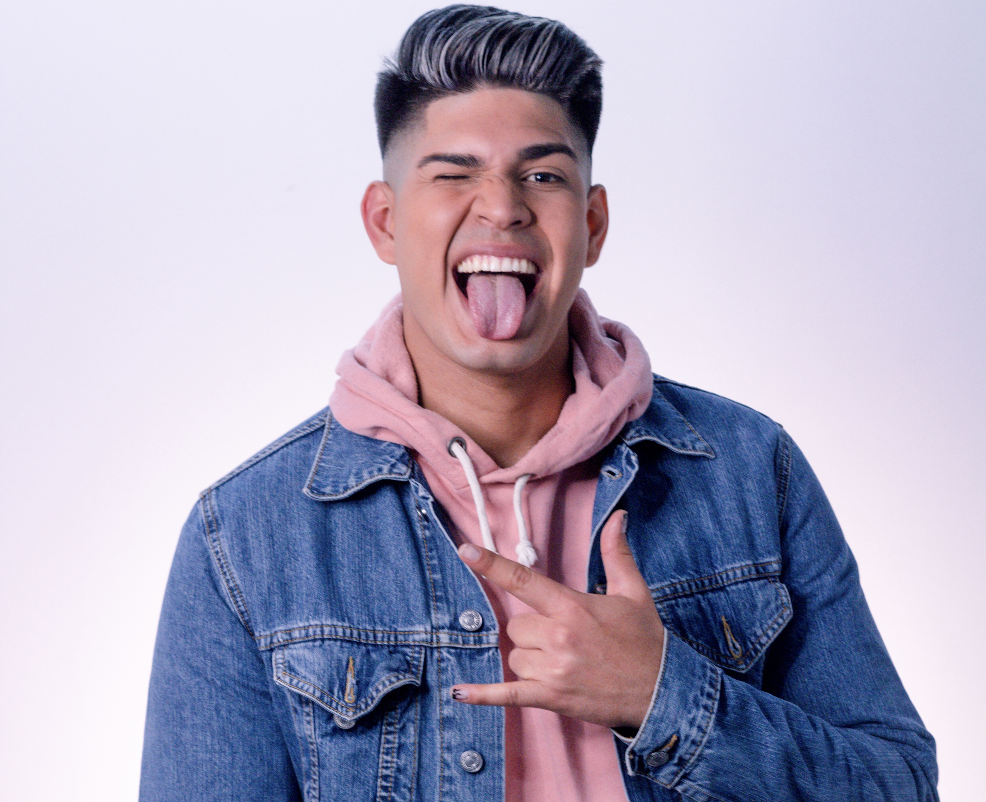 Alex Gustavo retoma su carrera musical como Kennay