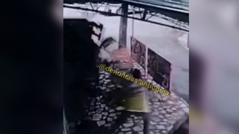 Impactante VIDEO: Momento en que camión arrolla a dos mujeres en Colombia