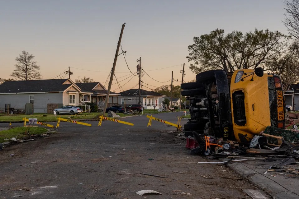 Una veintena de tornados azotaron el sur de EEUU y dejaron al menos dos muertos