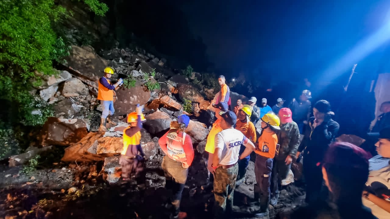 Continúa bloqueada la vía entre Sucre y Anzoátegui tras nuevo deslizamiento