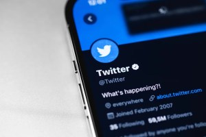 Twitter Blue ya tiene fecha de relanzamiento, tras el caos que generó el primer intento