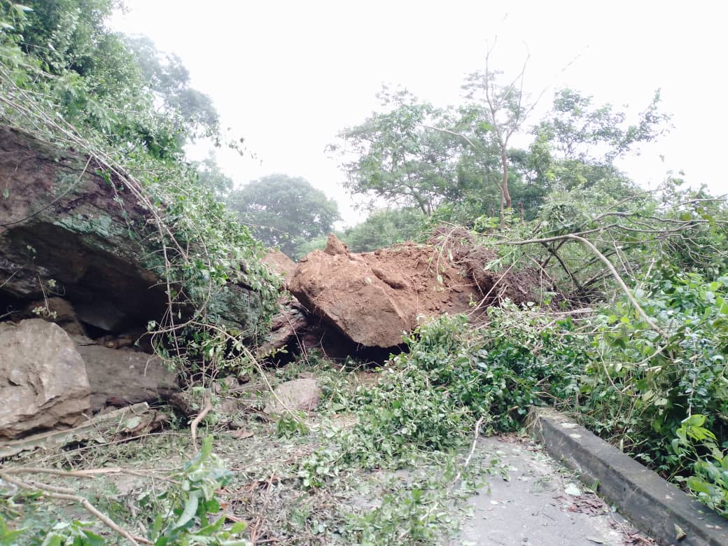 Totalmente colapsada la carretera vieja Caracas-La Guaira tras derrumbes por lluvias (FOTOS)