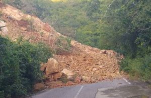 Deslizamiento de tierra mantiene obstaculizado acceso al pueblo de Cata en Aragua (VIDEO)