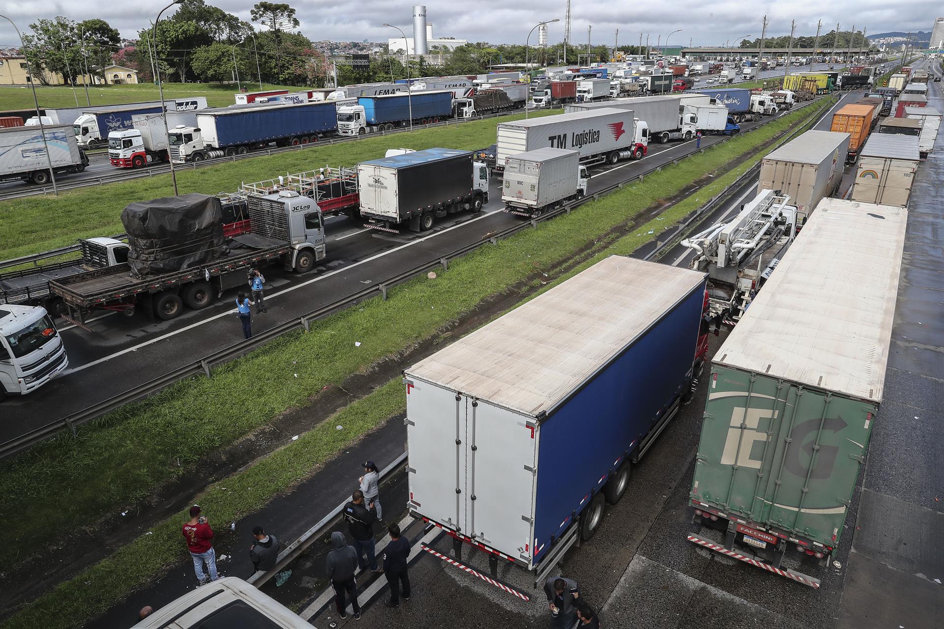 Bolsonaro calla y camioneros exigen un golpe contra la victoria de Lula