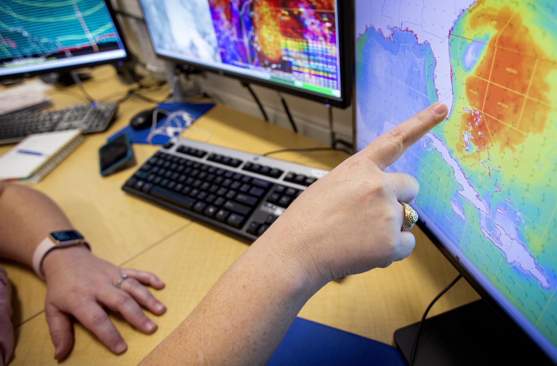 Tormenta tropical Nicole se acerca a Bahamas en su camino hacia Florida con vientos más fuertes