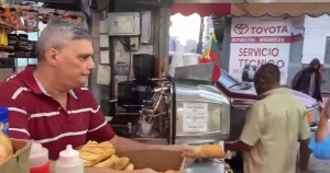 Aún hay gente buena en Venezuela: El increíble gesto de un panadero caraqueño cada mañana (VIDEO)