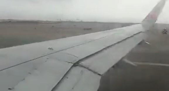 EN VIDEO: La dramática colisión entre avión y camión de bomberos en Lima desde el celular de un pasajero