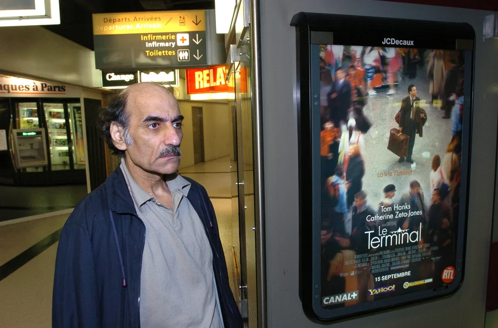 Murió el refugiado que vivía en el aeropuerto de París e inspiró la película “La Terminal”