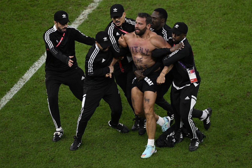 VIDEO: espontáneo interrumpió el partido de Messi y solo cinco guardias pudieron controlarlo