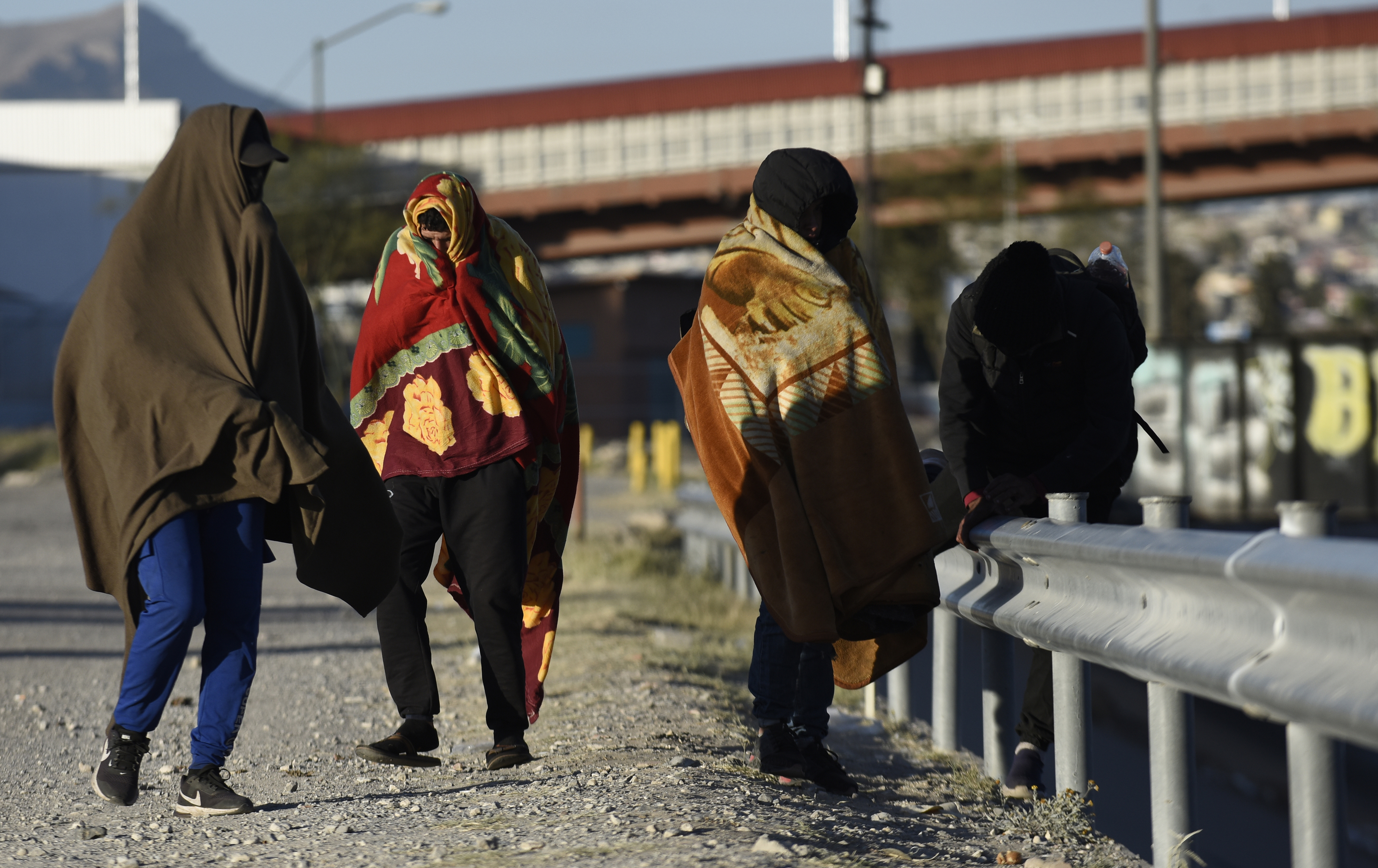 Migrantes sufren por el frío extremo al norte de México