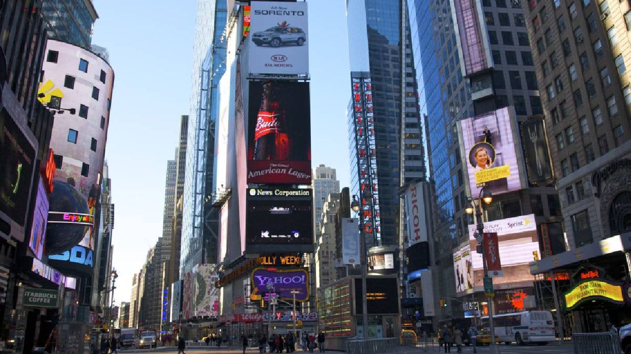 Cayó al vacío desde un edificio en pleno Times Square en Nueva York