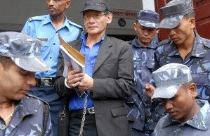 Asesino en serie apodado “La Serpiente” sale de la cárcel en Nepal
