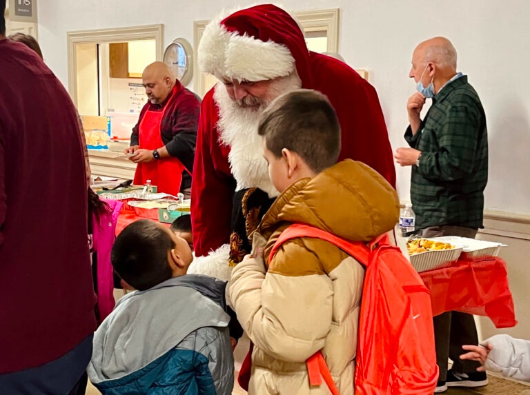 FOTOS: Venezolanos enviados en autobús a Washington celebran su primera Navidad como en casa