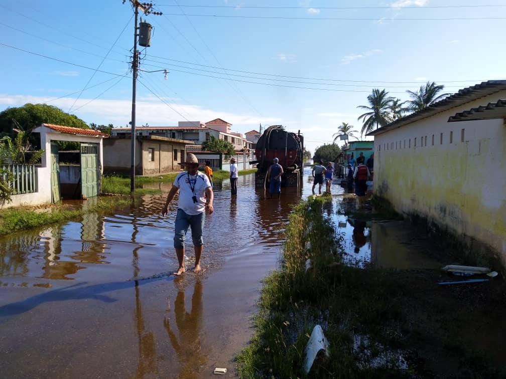 En Adícora surfean entre olas de agua “piche” tras el colapso del drenaje por las lluvias