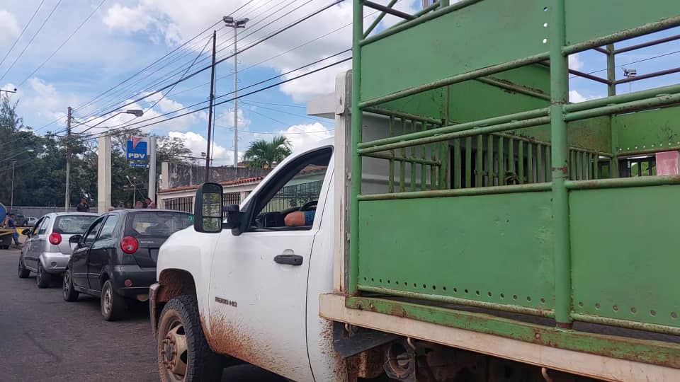 Volvieron las colas para surtir gasolina en las bombas de El Tigre… y en plena época decembrina