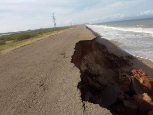 Carretera de Chacopata a punto de colapsar… y el gobernador chavista de Sucre “ni pendiente”