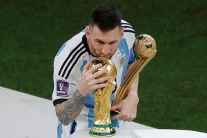 FOTO HISTÓRICA: el momento en que Leo Messi besa la Copa del Mundo