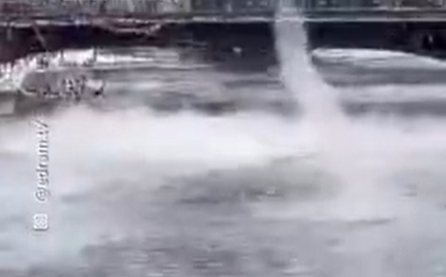 EN VIDEO: El raro torbellino que se formó sobre un río de Chicago y causó impacto
