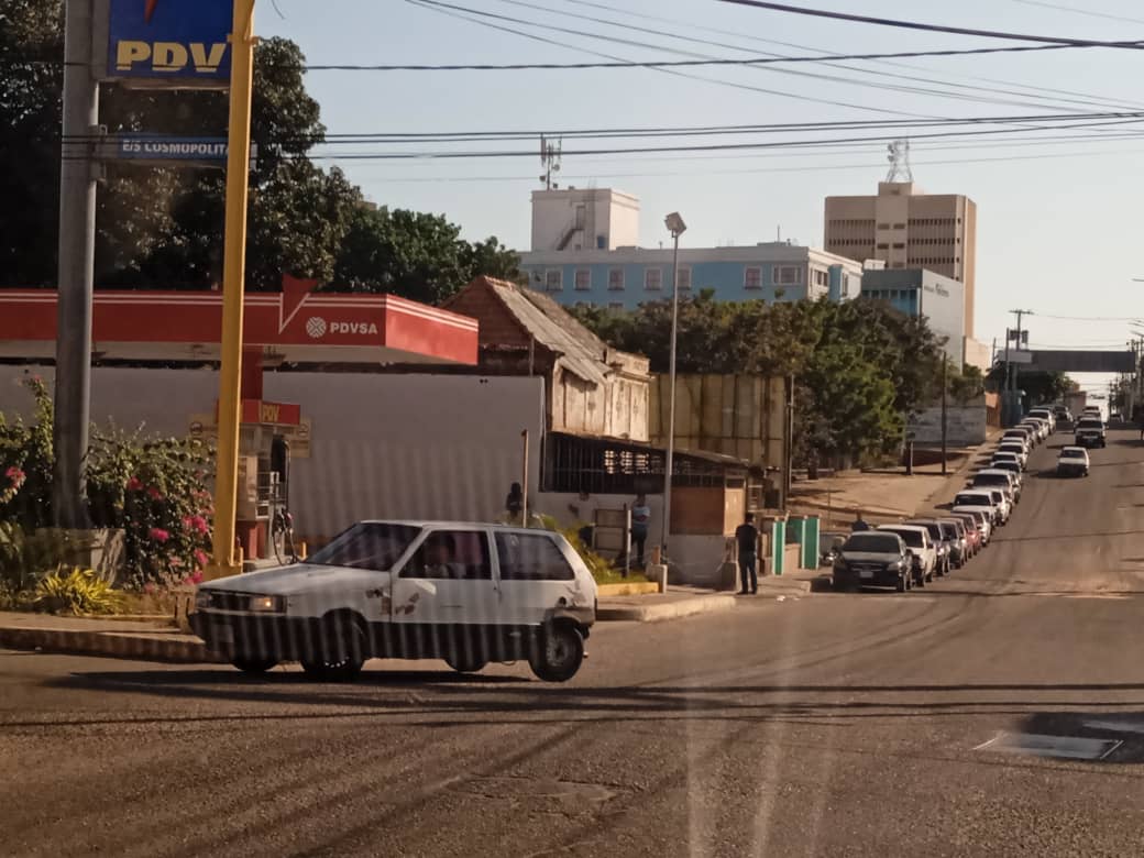 ¡Para llorar! Marabinos recibirán Nochebuena en colas para surtir gasolina