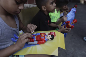 AP: Un juguete navideño similar a Maduro desata la polémica en Venezuela