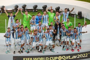 La selección de Argentina parte rumbo a su país con la Copa del Mundo