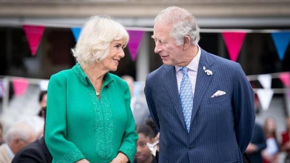 Carlos III y Camilla Parker presumen su primera tarjeta navideña tras la muerte de Isabel II (FOTO)