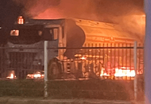 Se registró fuerte explosión cuando una gandola surtía gasolina en Zulia (video)