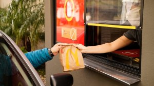 VIDEO: Ordenó en autoservicio de McDonald’s de Indiana y nunca imaginó lo que hallaría en su pedido
