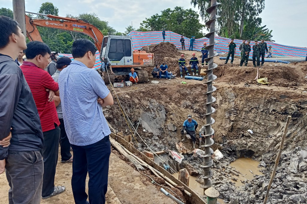 Rescatistas aún no encuentran el cuerpo de niño caído a un hoyo en Vietnam