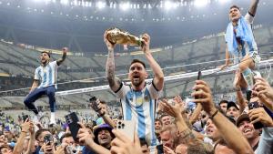 Messi levantó una falsa Copa del Mundo mientras daba la vuelta olímpica