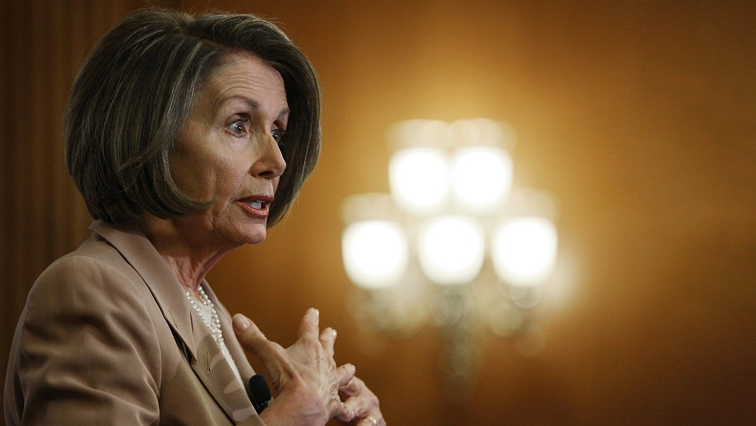 Nancy Pelosi lleva sacerdotes para “exorcizar la casa” tras el ataque con un martillo a su esposo