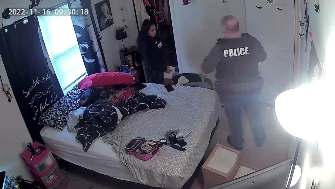 VIDEO: Agentes de libertad condicional le robaron seis mil dólares del armario a una mujer en Nueva York