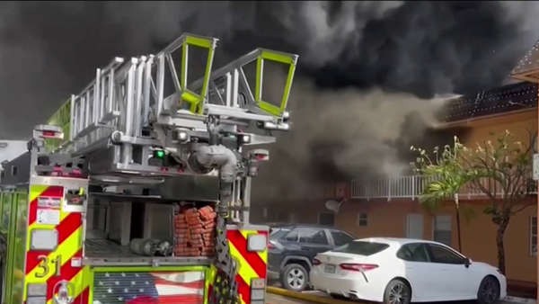 “No tenemos dónde vivir”: El drama de una comunidad que lo perdió todo en un devastador incendio en Miami