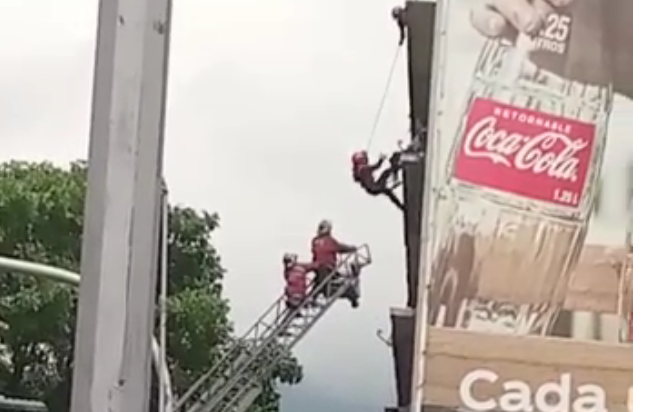 Tensión en el centro de Caracas: Momento en que rescataron a persona que intentó lanzarse de un edificio (VIDEOS)