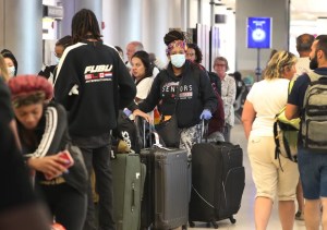 Perdieron un vuelo en aeropuerto de Miami y optaron por agredir a un empleado de la aerolínea (VIDEO)