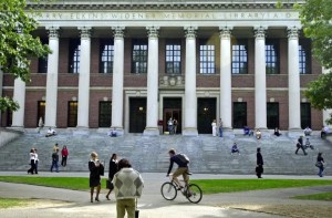 Más de 100 estudiantes en Harvard abandonaron una clase por profesor acusado de abuso sexual (VIDEO)