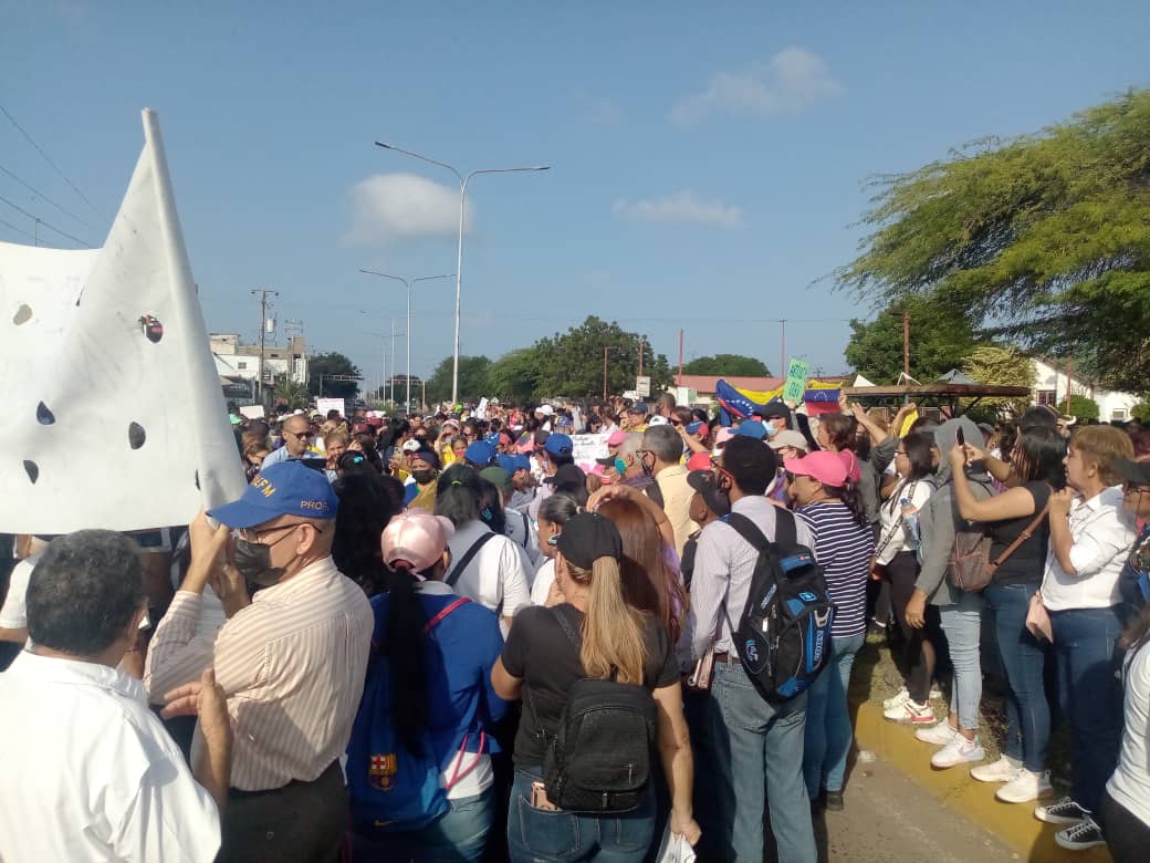 Con pitos, banderas y consignas, los docentes de Falcón protestaron por salarios justos este #9Ene