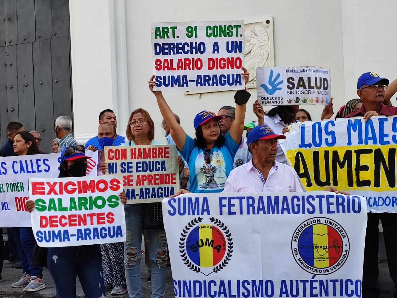 Maestros aragüeños no le paran a las amenazas y siguen “resteados” en las calles