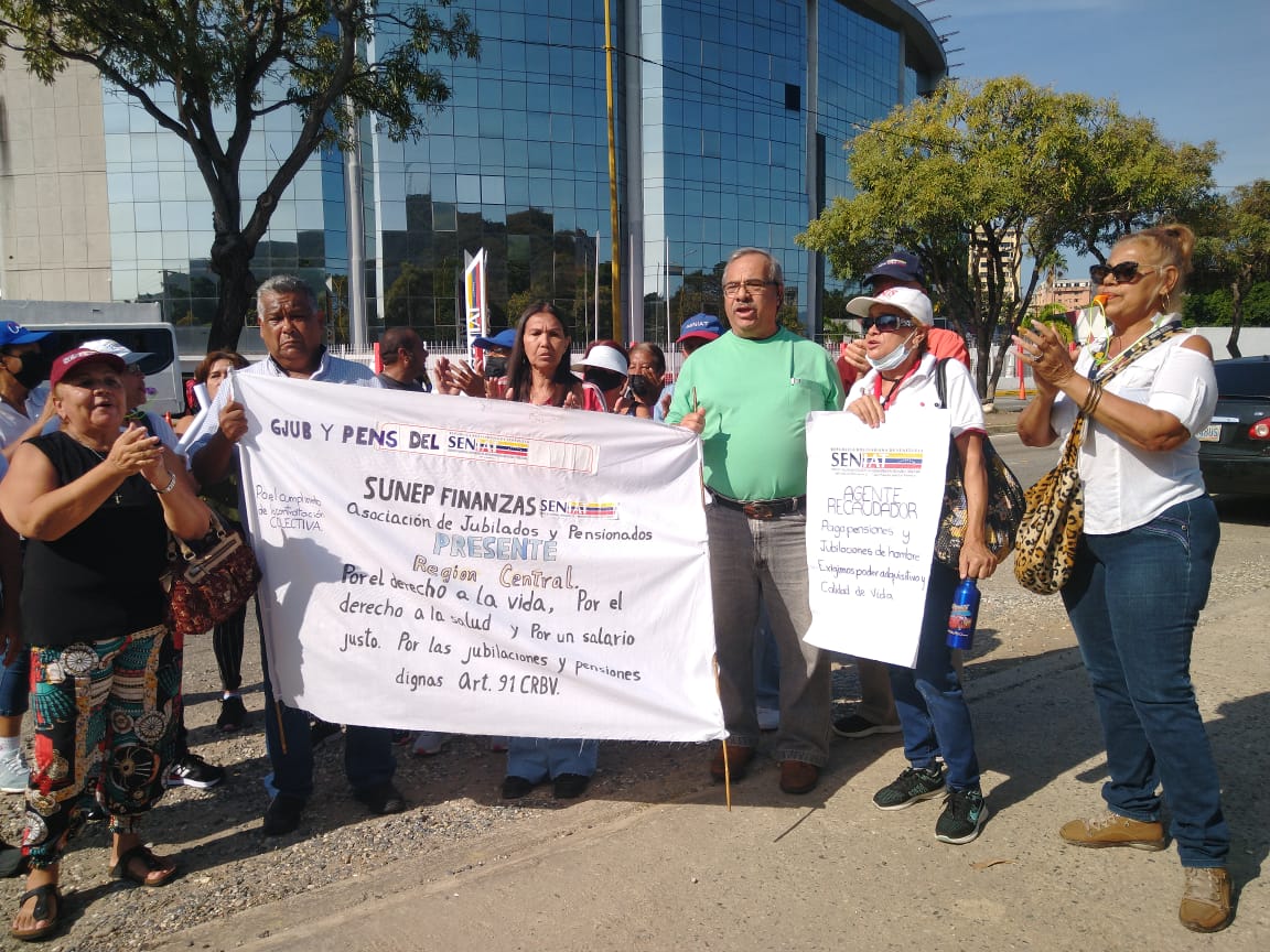 Al menos 200 jubilados del Seniat en Carabobo viven en la miseria: “Nos dejaron en la ruina”