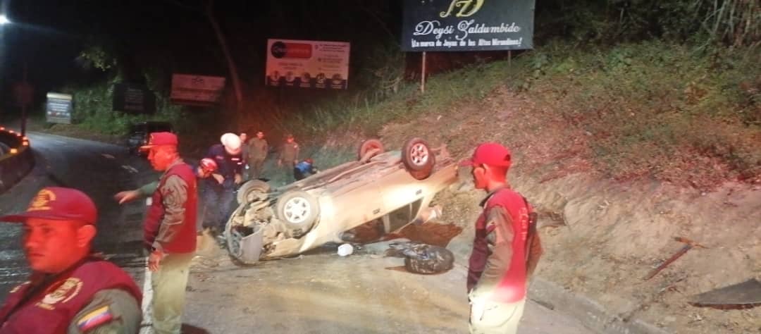 Volcamiento deja dos personas lesionadas en San Antonio de Los Altos