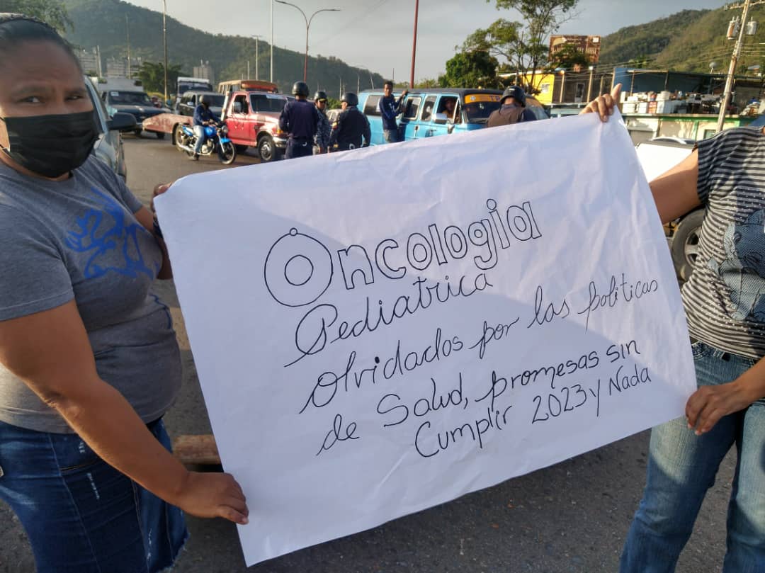 “Se nos mueren nuestros hijos”: Padres de pacientes del oncológico infantil de Barcelona protestan por mejores condiciones hospitalarias