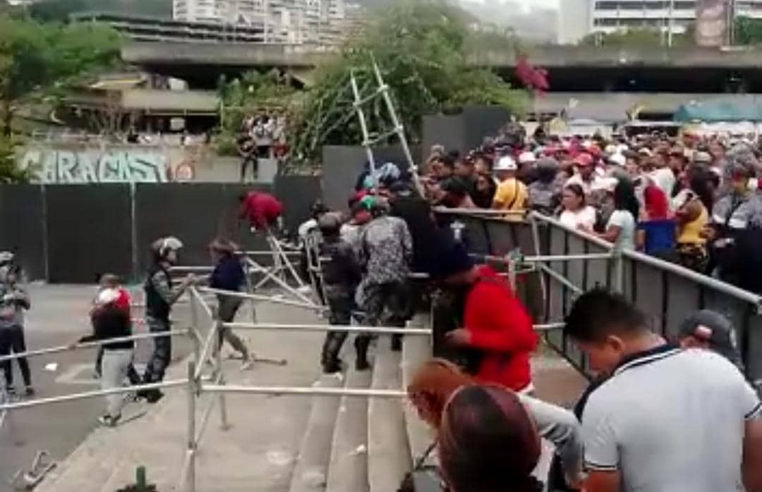 EN VIDEO: Estampida de fanáticos en la UCV por la locura de conseguir entradas para el Caracas-Magallanes
