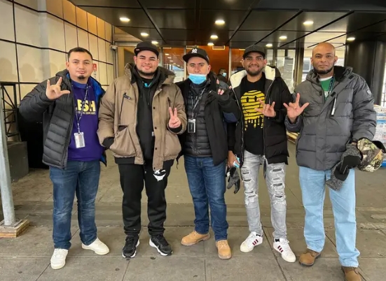 Migrantes venezolanos sordos en Nueva York quedarán marginados tras la pérdida de este beneficio