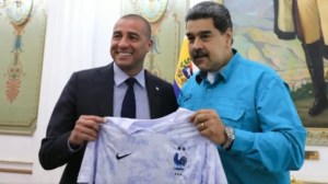 Estos exfutbolistas le regalaron camisetas a Maduro… solo queda anular mufa (VIDEO)