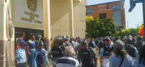 Educadores cansados de bonos “revolucionarios” exigieron salario digno a las afueras de la gobernación de Apure