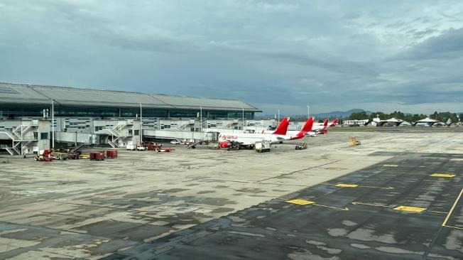 La nueva pista que podría revelar la nacionalidad de los polizones hallados muertos en avión en Colombia