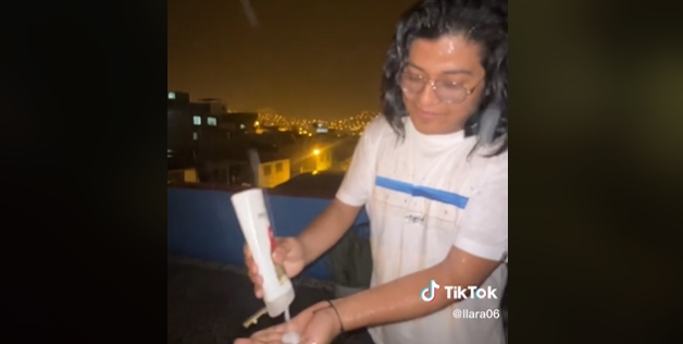 VIDEO: Se echó un baño bajo la lluvia en medio de un temporal y se hizo VIRAL en redes