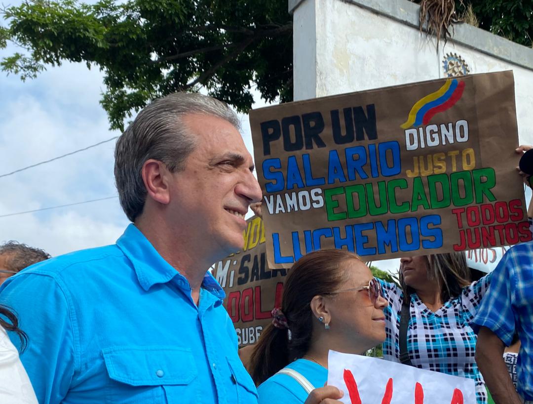 Biagio Pilieri acompañó protesta de maestros: “¡Con hambre no se enseña!”